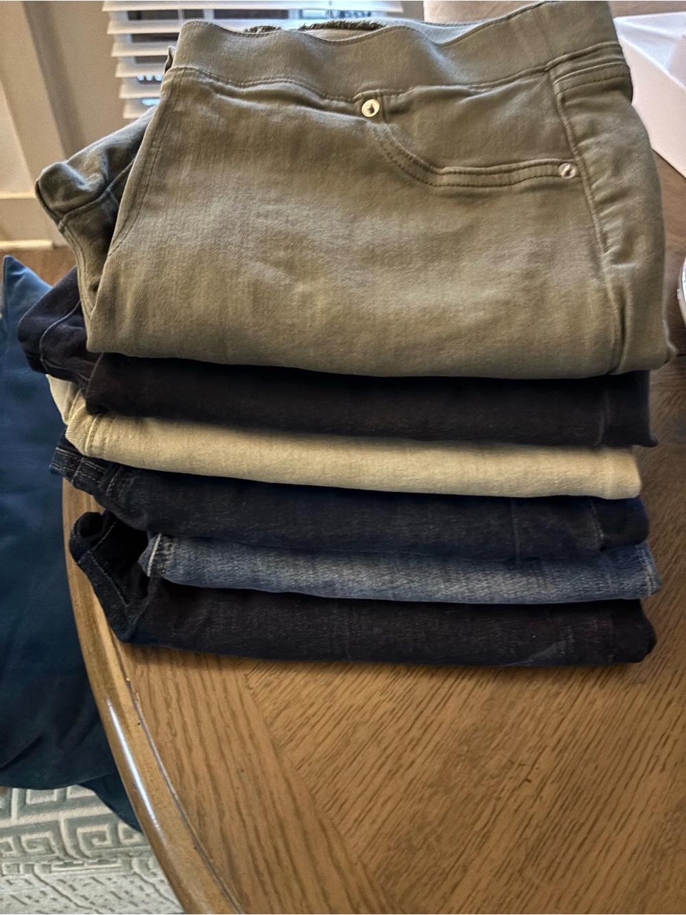 6 pair - size 18 petite
Amazon Essentials Women's Skinny Fit Mid-Rise jeans